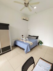 Walking distance to Mid Valley Queen Bed Medium Room at Saville Residence