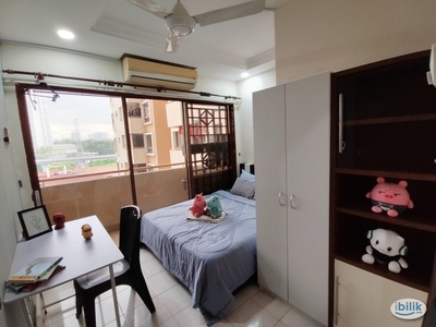 Fully-Furnished Middle Room with Balcony & AC at Palm Spring, Kota Damansara