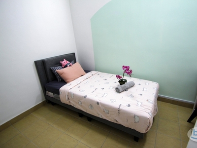 Near LRT Single Bed with A/C & Window @ Laman Putra, Putra Heights Landed House near to LRT Putra Height