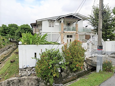 2 storey bungalow with big built-up & lots of space for renovation.