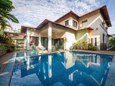 Bungalow house with swimming pool.