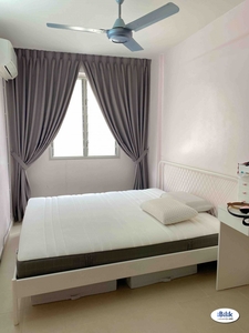 King Bed Aircond Room at Sri Saujana Apartment, Georgetown