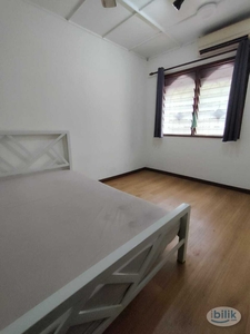 SS17 Female Budget Room For Rent Aircon Middle-Room