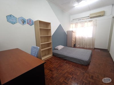SS18 Budget Room For Rent Near LRT SS18 Aircon Middle-Room