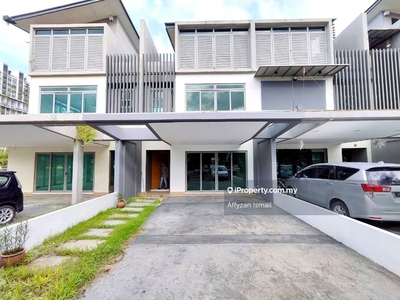 Well maintained unit D Island 3 Storey Non Bumi