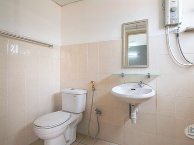 Fully Furnished Master Room with Bathroom at Palm Spring @ Kota Damansara