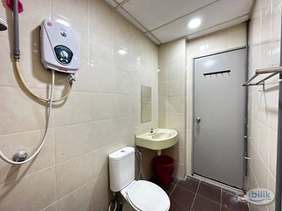 Master room with bathroom at PV20 Setapak. Free wifi. Near Giant/Sri Rampai/Danau Kota/PV128/PV15/PV16/Sentul/HKL/Ampang/KLCC.