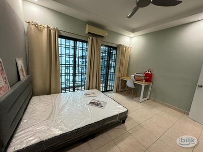 Middle Room with balcony at Changkat View, Dutamas