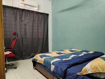 Middle Room at SuriaMas, Bandar Sunway (Include Internet and Weekly Cleaning)