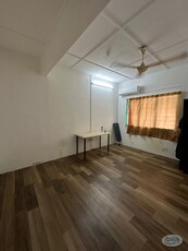 ‍♂️ Walking 270m to Taman Bahagia LRT station, Partial furnished Medium Room + Airconditioning + Window + Sharing Bathroom