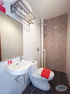Master Room with Private Bathroom at Damansara Jaya near Atria Mall , KDU College