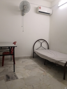 Middle room/ Fully Furnish provided/Walking distance to Sunway pyramid, Sunway Medical Centre, Sunway Geo Aven/ 5 mins driving distance to Subang Jaya