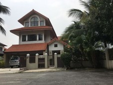 FULLY FURNISHED BUNGALOW IN UPSCALE NEIGHBORHOOD