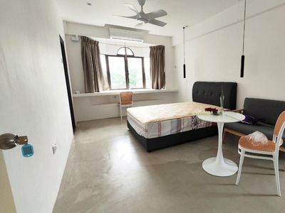 Putri Indah Condo. ROOM RENTAL - Walking distance to CIQ