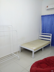 Middle room with air cond to rent in Setia alam, Near Setia city mall, Top Glove & Sunsuria forum
