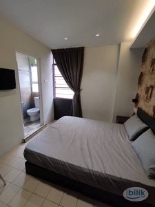 Queen bed Master Room with Private bathroom at Bandar Sunway