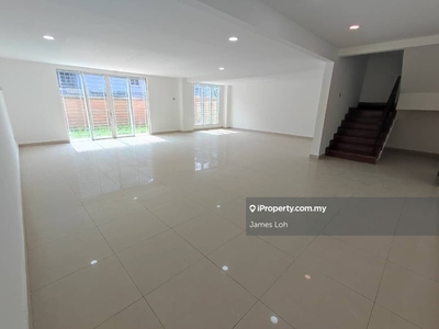 3 storey bungalow with big space for sell !!