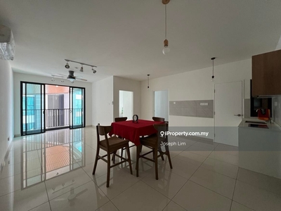 Spacious Living and Dining Area, Near to LRT station and Citta Mall