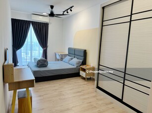 Mixed gender master room - nicely designed - move in asap