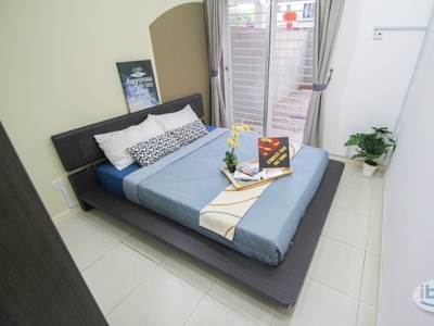 Fully-Furnished Queen Bed Middle Room with Window & AirCond at D'Alpinia, Puchong