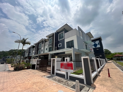 Elevate Your Lifestyle: Kinrara Kingsgate's 3 Sty Superlink Homes