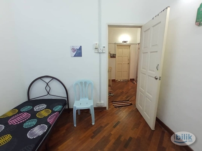 Middle Room Rent in Bandar Puteri, Puchong near LRT Station