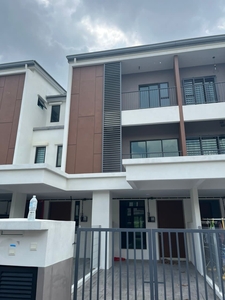 CHARMING HOME Elegan Residensi Townhouse Taman Putra Perdana
