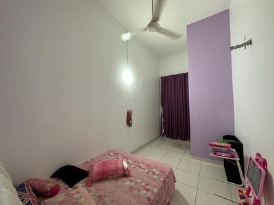 Room for Rent in Bukit Indah 10, Close to Second Link, Work in Singapore