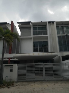 Delora Delmara 3 storey Superlink Bukit Raja