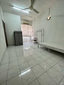 Master room for rent at BU10