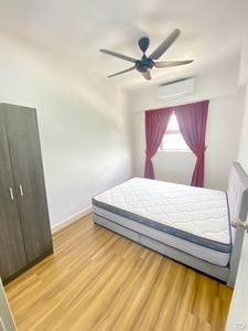 Middle Bedroom for rent at Mont Kiara, Kuala Lumpur