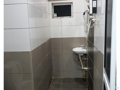 Middle Room with Toilet at Bandar Baru Klang, Klang