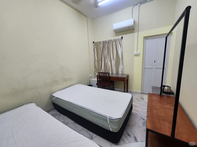 Middle Room,Grd Male,Twin Bed,flr,Attached bath,Free Wifi,2 single bed,Aircon,Fan,fridge,Bandar Puchong Jaya
