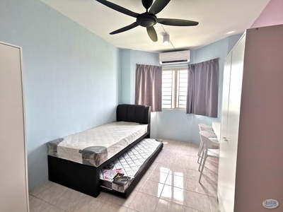 1 minute walking distance to HELP University Subang 2 Master Room at Subang Bestari, Subang