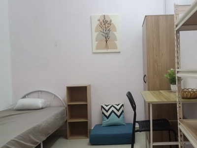 designer house, Chinese male, landed, with aircon, rental include utility and cleaning, easy parking, bs5, near to shop, olive hill and pasar malam