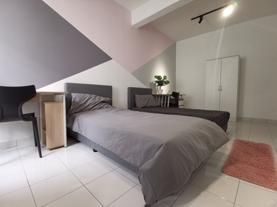 Discover fully furnished middle room with bathroom for rent at Subang 2! Move-in ready with stylish design and complete furnishings.