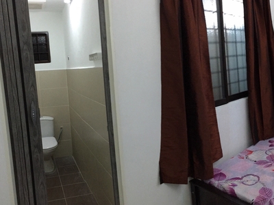 Kelana Jaya LRT line aircond room & toilet > 2 mins walk to Taman Bahagia station