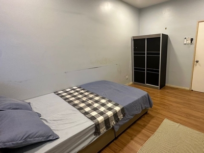 【Medium Room with Queen Bed】attached PRIVATE Bathroom near Lakefield, LRT Sungai Besi, Sri Petaling, Kuchai Lama, Bukit Jalil, OUG, Puchong, Kinrara e