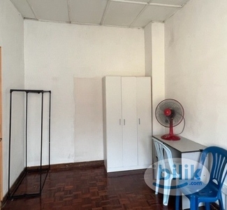 NO CONTRACT MIDDLE ROOM SS2 PJ FREE WIFI UTILITIES NETT RENTAL PARKING AVAILABLE