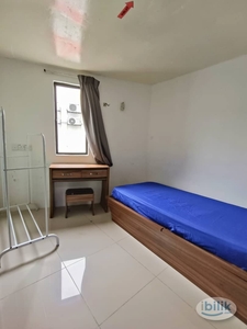 *Single Room with Window and Private Bathroom @ SS 4d/2 near to LRT Kelana Jaya Station