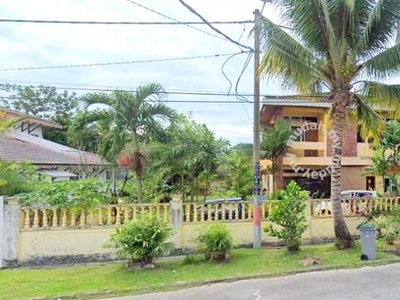 Bungalow house with large area in the middle of Paroi , Seremban