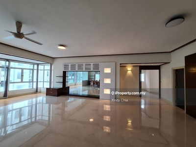 Huge & Modern Condo With Excellent Accessibility