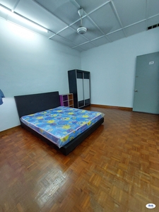 Master Room at SS2 With Private Bathroom, Petaling Jaya. Include utility & wifi