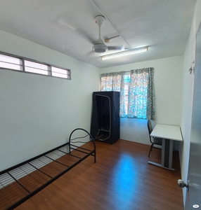 Middle Room at Kelana Jaya, Petaling Jaya