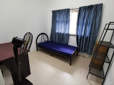 Middle Room For Rent in Jalan Kenari, Bandar Puchong Jaya ‍♀️ Walking Distance to LRT Station ‍♂️