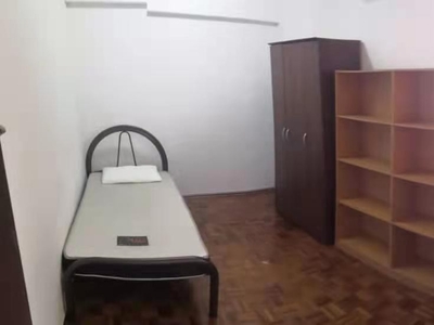 Middle room/ Fully Furnish provided/Walking distance to Inti College, SJMC, AEU/ 5 mins driving distance to Bandar Sunway