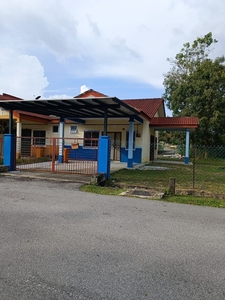 New Painted and New Renovated Corner Lot House with Big Land. 5 minutes to SK and SMK Bdr Sri Sendayan, Mosque and Shoplot