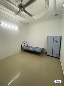 ( ZERO DEPOSIT ) Middle Room at SS2, Petaling Jaya Near LRT Station with WIFI