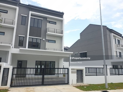 3 Storey terrace House @ End Lot @ Freehold