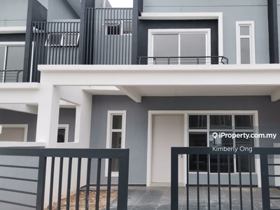 Brand New Double Storey House Bandar Springhill For Rent